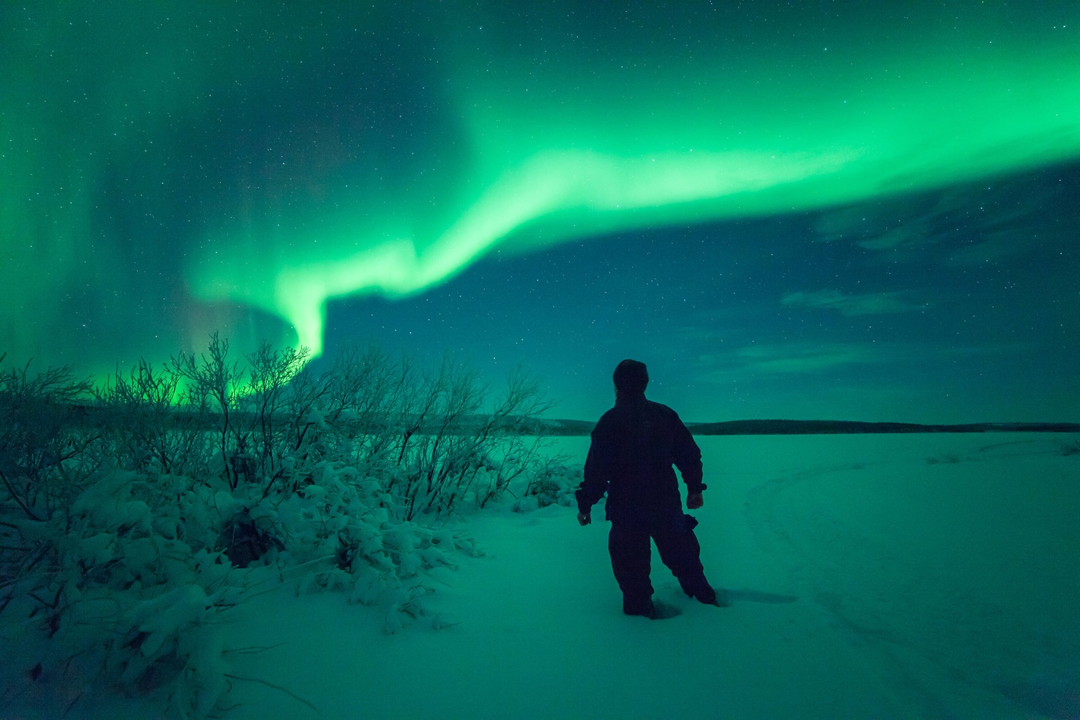 Aurora sobre un lago helado